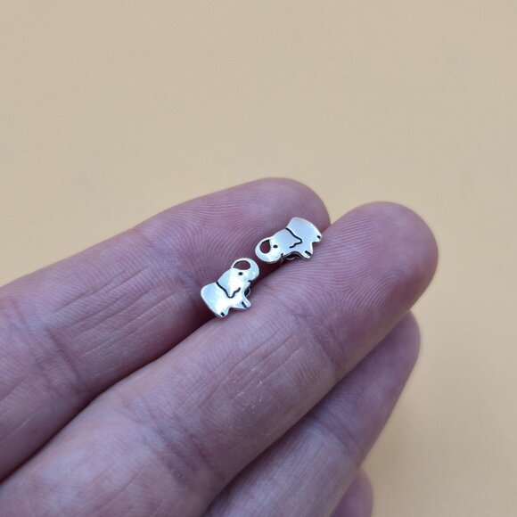 Sterling Silver Small Elephant Stud Earrings A5769 - Picture 2 of 6